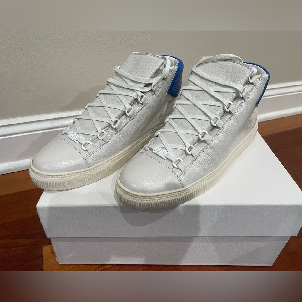 BRAND NEW Balengica sneakers for men.